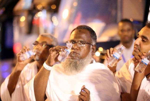 Pilgrims are offered Zamzam water on arrival at King Abdulaziz International Airport in Jeddah and at the entrance to Makkah. — Okaz photos