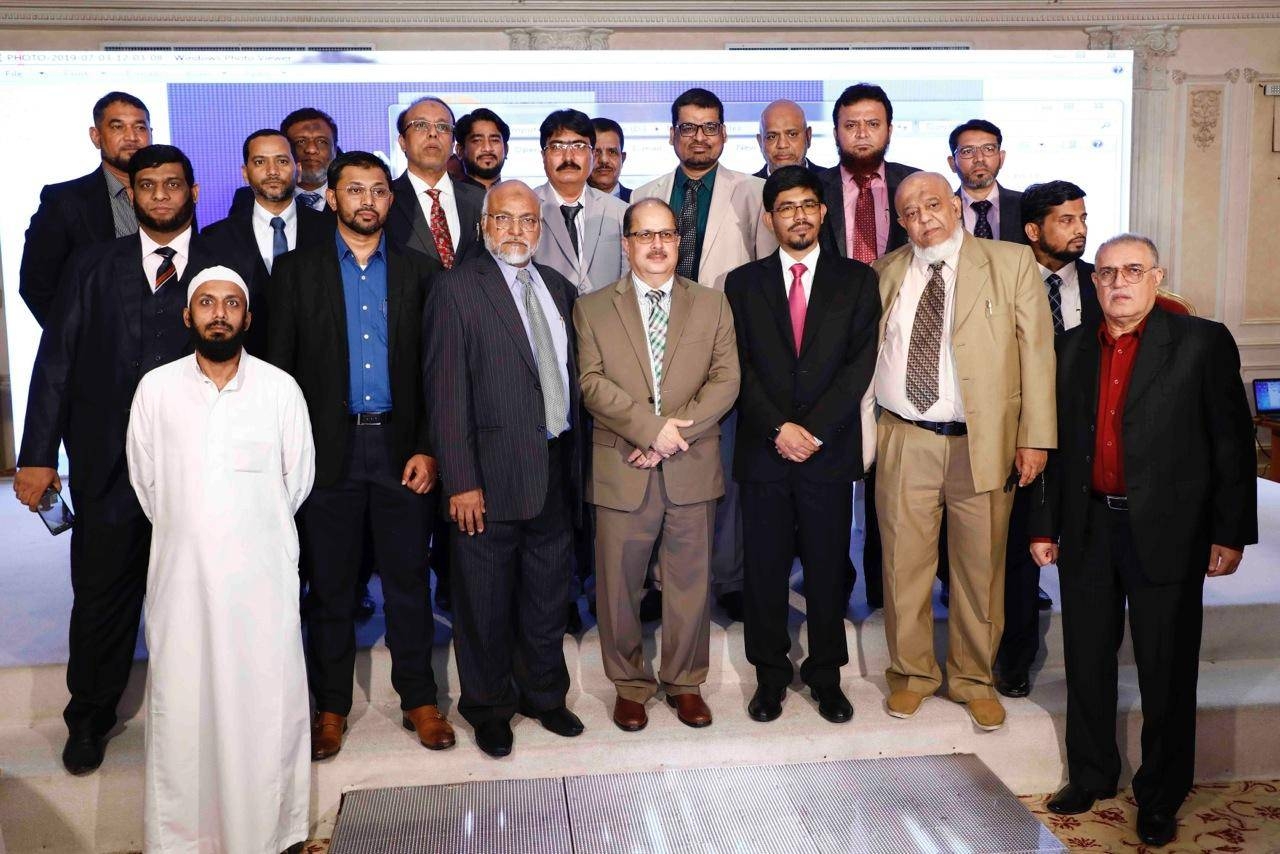 Dr. Ausaf Sayeed, Indian ambassador to the Kingdom; Noor Rahman Sheikh, consul general, pose with membrs of the Indian Engineers Forum (Jeddah Chapter) at an event in Jeddah, recently. — Courtesy photo

