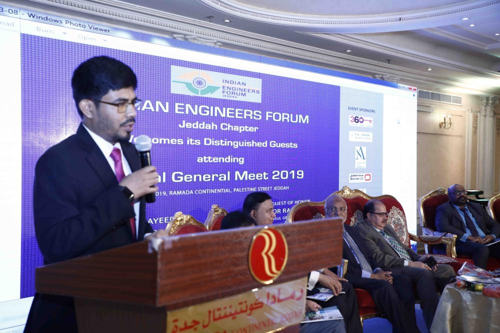 Dr. Ausaf Sayeed, Indian ambassador to the Kingdom; Noor Rahman Sheikh, consul general, pose with membrs of the Indian Engineers Forum (Jeddah Chapter) at an event in Jeddah, recently. — Courtesy photo
