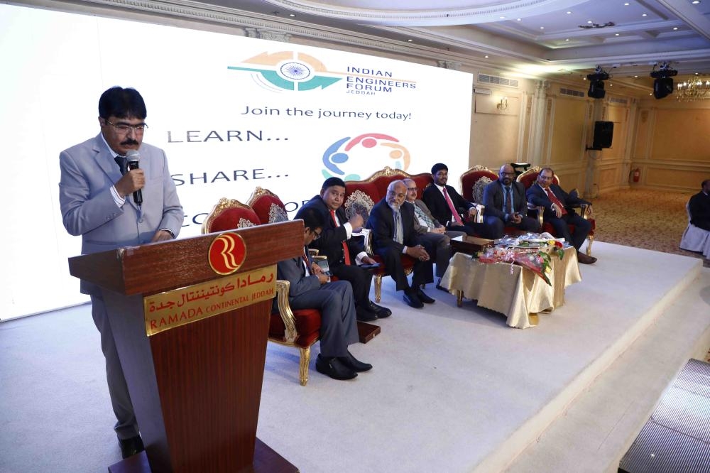 Dr. Ausaf Sayeed, Indian ambassador to the Kingdom; Noor Rahman Sheikh, consul general, pose with membrs of the Indian Engineers Forum (Jeddah Chapter) at an event in Jeddah, recently. — Courtesy photo
