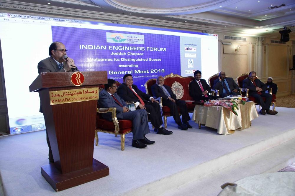 Dr. Ausaf Sayeed, Indian ambassador to the Kingdom; Noor Rahman Sheikh, consul general, pose with membrs of the Indian Engineers Forum (Jeddah Chapter) at an event in Jeddah, recently. — Courtesy photo
