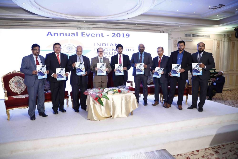 Dr. Ausaf Sayeed, Indian ambassador to the Kingdom; Noor Rahman Sheikh, consul general, pose with membrs of the Indian Engineers Forum (Jeddah Chapter) at an event in Jeddah, recently. — Courtesy photo
