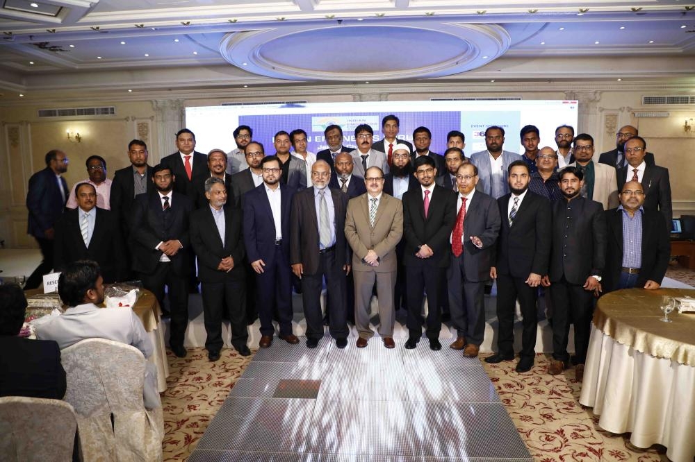 Dr. Ausaf Sayeed, Indian ambassador to the Kingdom; Noor Rahman Sheikh, consul general, pose with membrs of the Indian Engineers Forum (Jeddah Chapter) at an event in Jeddah, recently. — Courtesy photo
