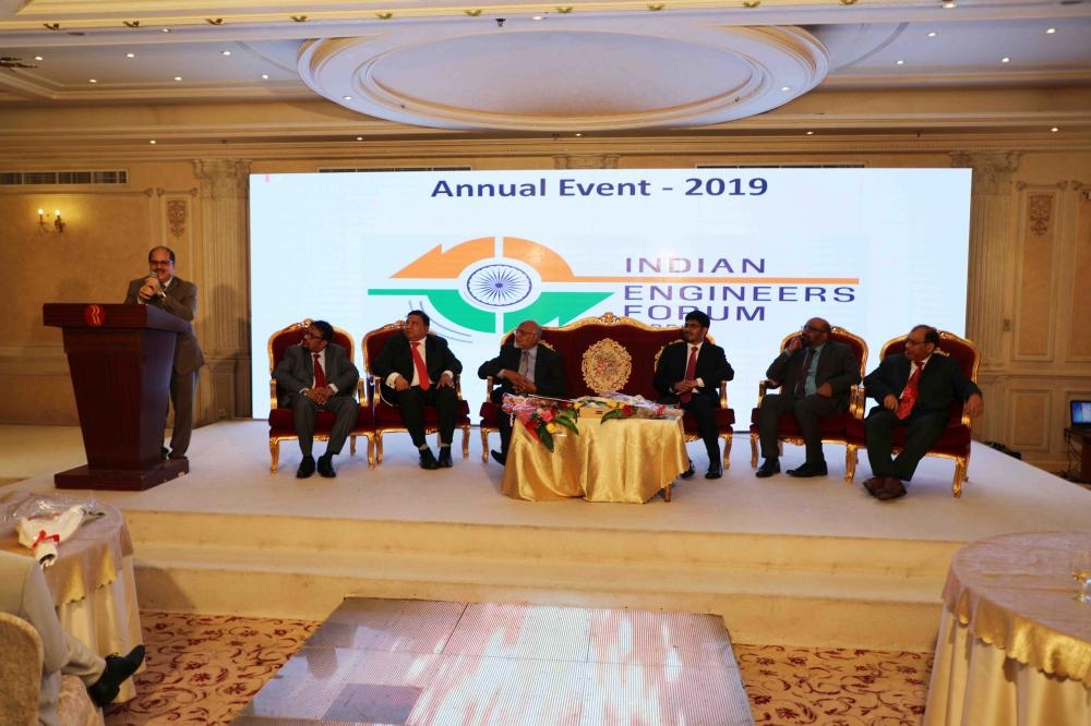 Dr. Ausaf Sayeed, Indian ambassador to the Kingdom; Noor Rahman Sheikh, consul general, pose with membrs of the Indian Engineers Forum (Jeddah Chapter) at an event in Jeddah, recently. — Courtesy photo
