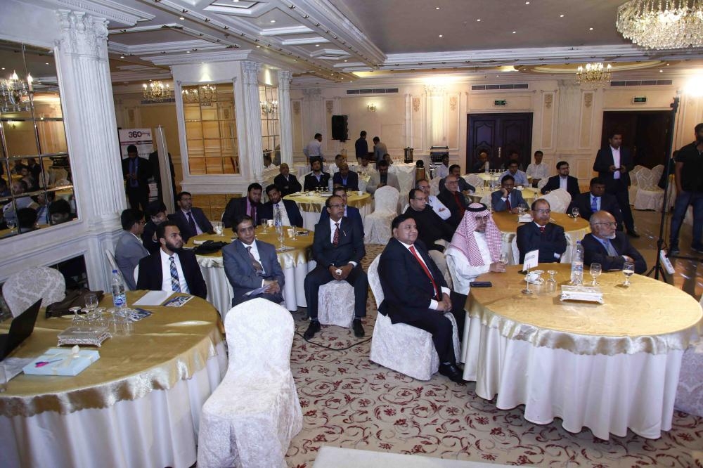 Dr. Ausaf Sayeed, Indian ambassador to the Kingdom; Noor Rahman Sheikh, consul general, pose with membrs of the Indian Engineers Forum (Jeddah Chapter) at an event in Jeddah, recently. — Courtesy photo
