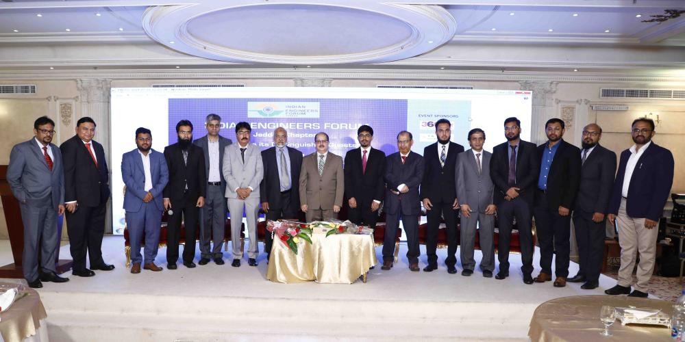 Dr. Ausaf Sayeed, Indian ambassador to the Kingdom; Noor Rahman Sheikh, consul general, pose with membrs of the Indian Engineers Forum (Jeddah Chapter) at an event in Jeddah, recently. — Courtesy photo

