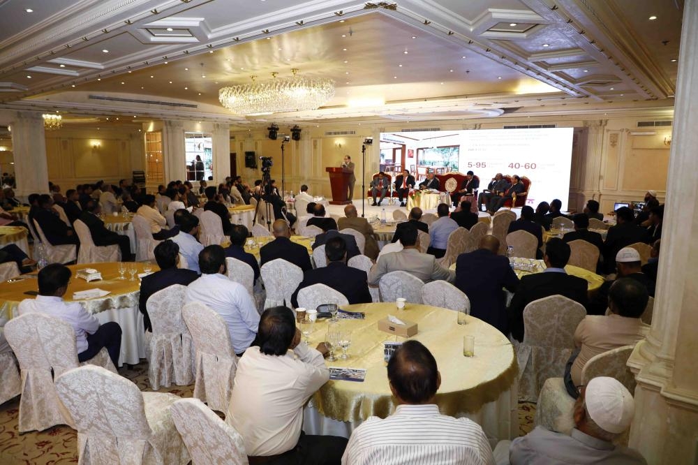 Dr. Ausaf Sayeed, Indian ambassador to the Kingdom; Noor Rahman Sheikh, consul general, pose with membrs of the Indian Engineers Forum (Jeddah Chapter) at an event in Jeddah, recently. — Courtesy photo
