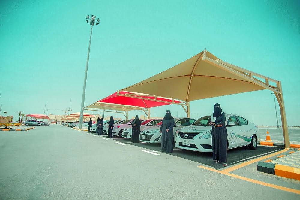 A new batch of 500 women received driving licenses from Al-Qassim after passing training at the driving school.