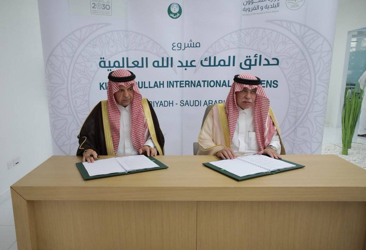 Acting Minister of Municipal and Rural Affairs Dr. Majid Bin Abdullah Al-Qasabi signed Thursday the contract for completing the King Abdullah International Parks project.