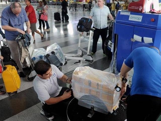 Pakistan's civil aviation watchdog has ordered all air travelers to have their checked baggage shrink-wrapped.
