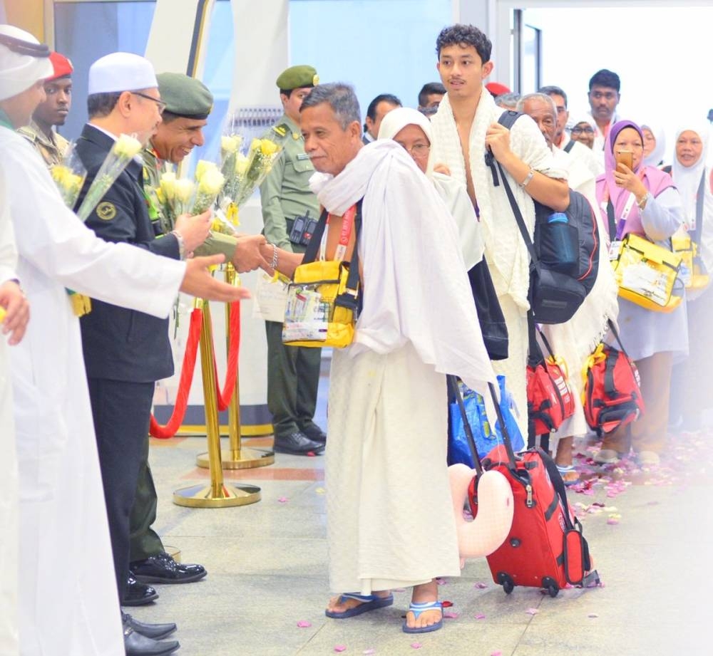 Director General of Passports Maj. Gen. Maj. Gen. Sulaiman Al-Yahya receives Malaysian pilgrims arriving via Makkah Route Initiative in Jeddah. — SPA