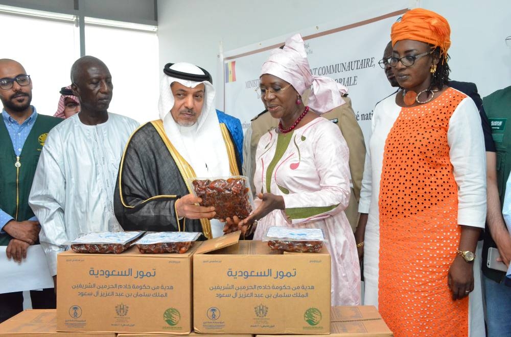 KSrelief team handed over a 60-ton shipment of dates to the World Food Program (WFP) for distribution to needy people in the Republic of Senegal.