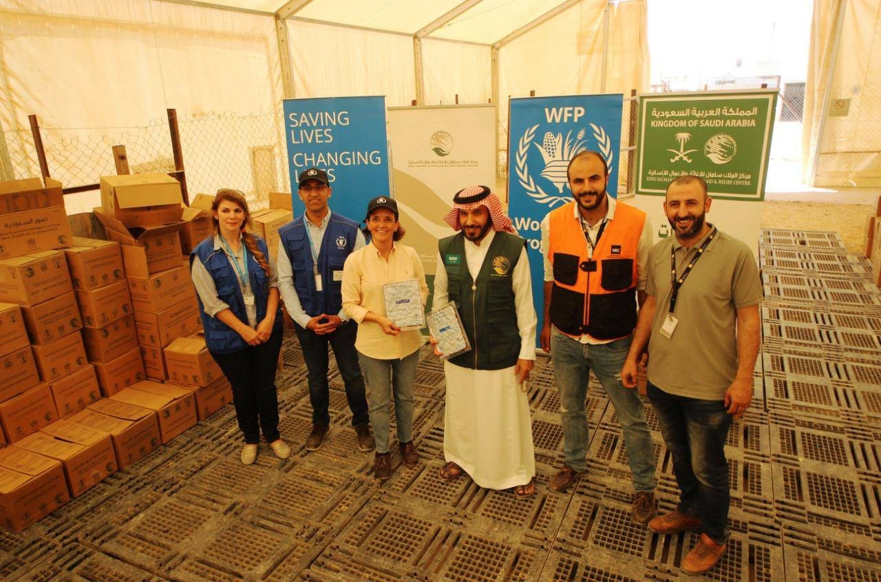 KSrelief team handed over a 60-ton shipment of dates to the World Food Program (WFP) for distribution to needy people in the Republic of Senegal.