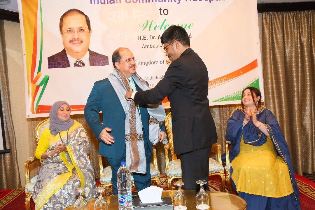 Consul General Md. Noor Rahman Sheikh felicitates the Ambassador Dr. Ausaf Sayeed.