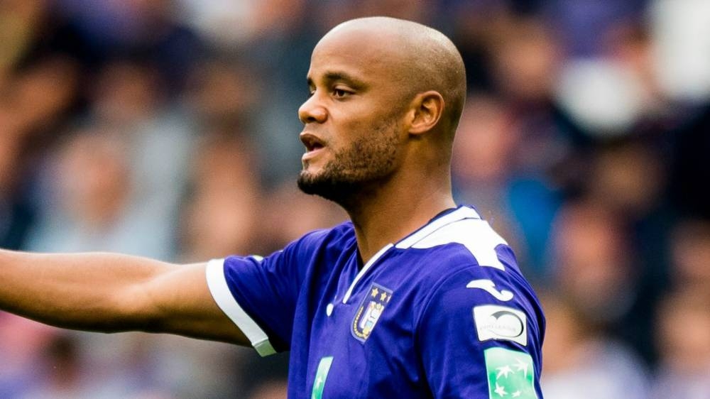Vincent Kompany's debut as player-coach of Anderlecht ended in a shock 2-1 home defeat at the hands of Oostende in the Belgian league on Sunday.