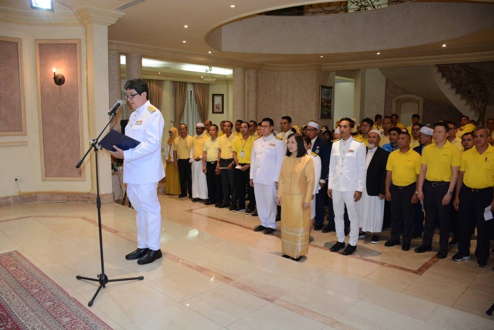 Consul General Soradjak Puranasamriddhi led approximately 150 Thai officials and members of the Thai community in expressing their loyalty to the king. — Courtesy photos