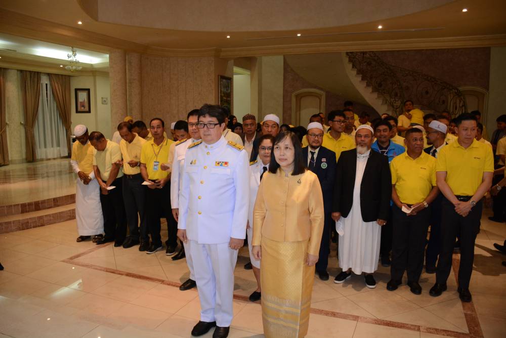 Consul General Soradjak Puranasamriddhi led approximately 150 Thai officials and members of the Thai community in expressing their loyalty to the king. — Courtesy photos