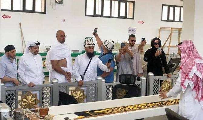 Guests visited the Kiswa Factory of the Holy Kaaba and were given an explanation of the steps taken and materials used in the manufacture of the Kiswa. — SPA