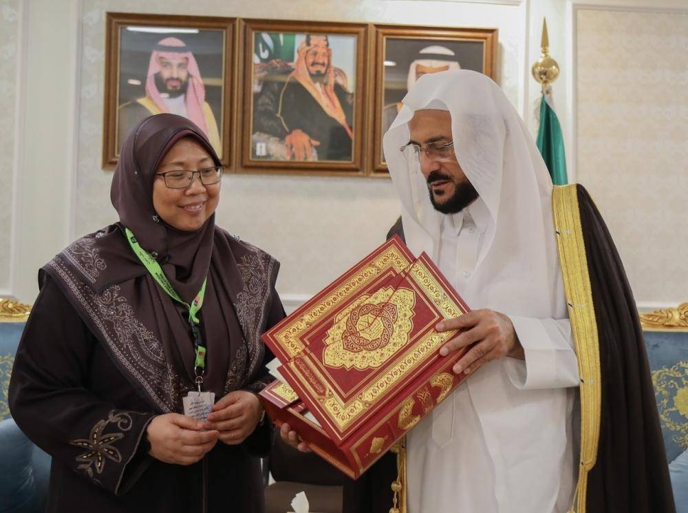 Minister of Islamic Affairs, Call and Guidance Sheikh Dr. Abdullatif Bin Abdulaziz Al-Asheikh presents a souvenir to Acting Deputy Minister for Religious Affairs in the Malaysian Prime Minister’s Office, Fawzia Bint Saleh, in Jeddah, Tuesday. — Okaz photo