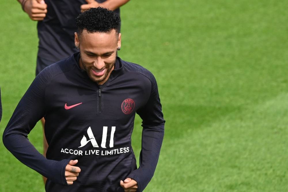 Paris Saint-Germain's Brazilian forward Neymar attends a training session of French L1 football club Paris Saint-Germain in Saint-Germain-en-Laye, near Paris, on August 10, 2019. / AFP / DOMINIQUE FAGET

