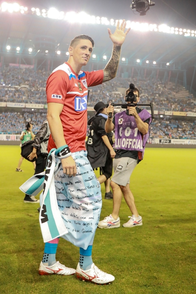 Fernando Torres of Sagan Tosu (C) waves to supporters after his last football game in the J-League match against Vissel Kobe in Tosu, Saga prefecture, on Friday. Torres said his body could no longer cope with the physical demands of football after announcing his retirement from the game. — AFP