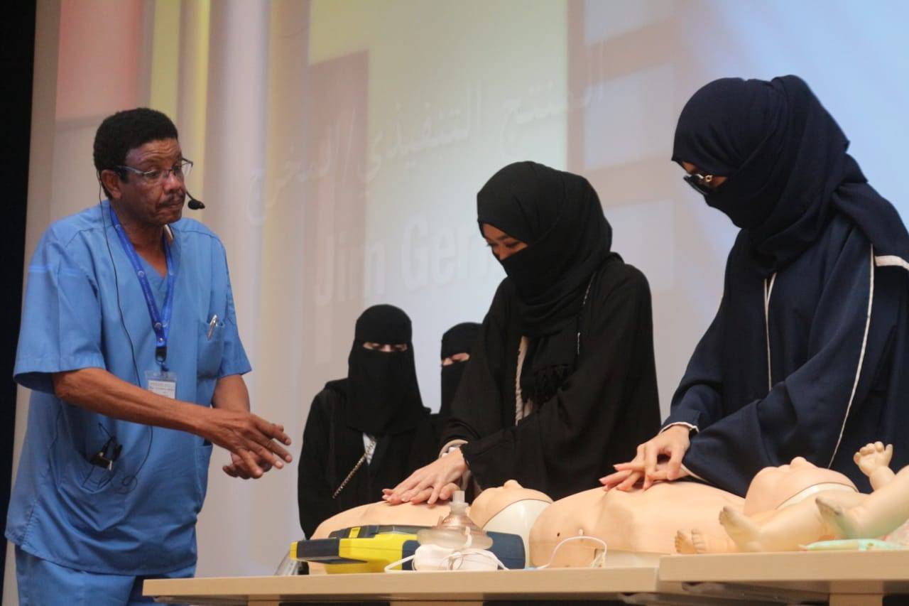 Saudi young women learn first aid techniques