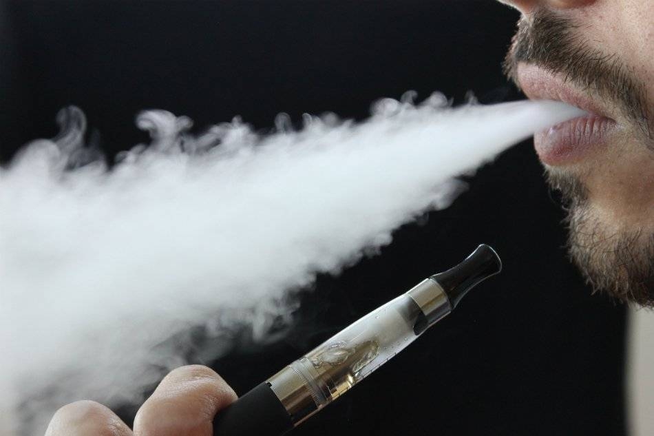 A patient who had recently been vaping has died in the US after developing severe lung disease.