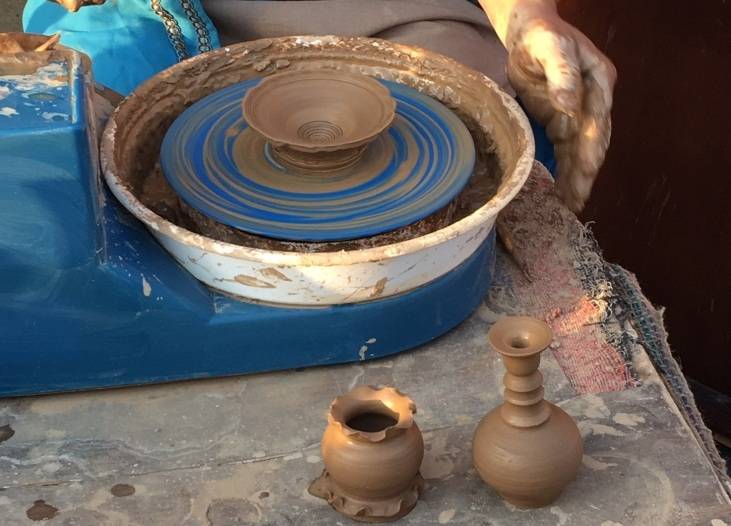 Abolaban’s skills in art of pottery draw huge crowd at Souk Okaz