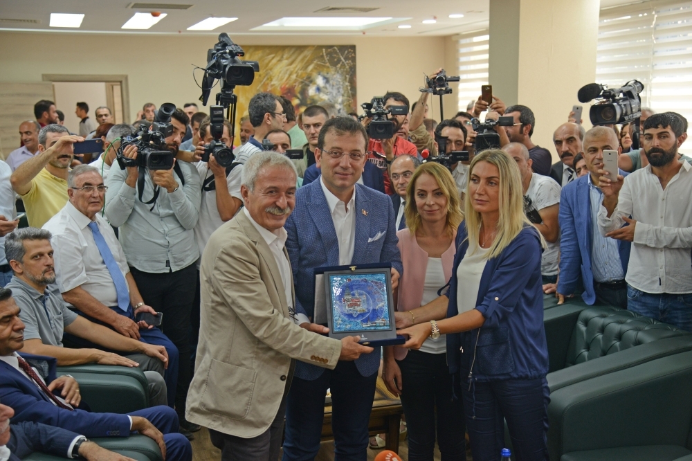 Ekrem Imamoglu, second left, the new mayor of Istanbul from Turkey's main opposition opposition Republican People's Party (CHP) poses with a gift from Istanbul for the removed mayor of Diyarbakir, Adnan Selcuk Mizrakli, left, during his visit in Diyarbakir, in this Aug. 31, 2019 file photo. — AFP