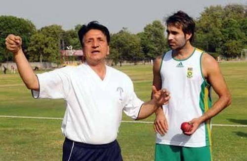 File photo shows South African spinner Imran Tahir taking tips from the maestro Abdul Qadir, left. Qadir died of cardiac arrest at the age of 63 on Friday.