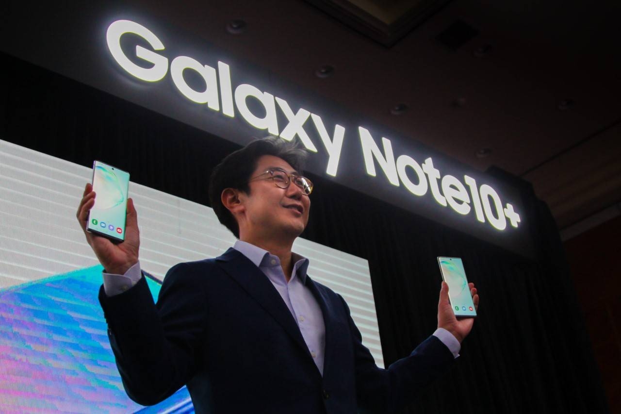 Y.J. Kim, President of Samsung Electronics KSA,  shows off Galaxy Note10 and Note10  for the first time in Saudi Arabia