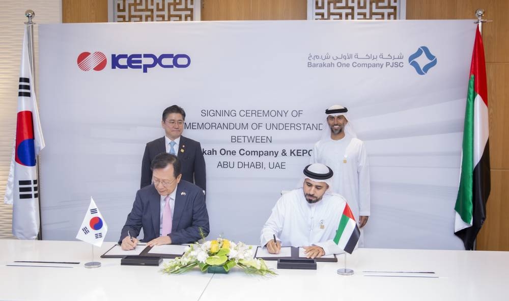 Nasser Al Nasseri, CEO of Barakah One Company and Jong Kap Kim, CEO and President of KEPCO, sign the MoU