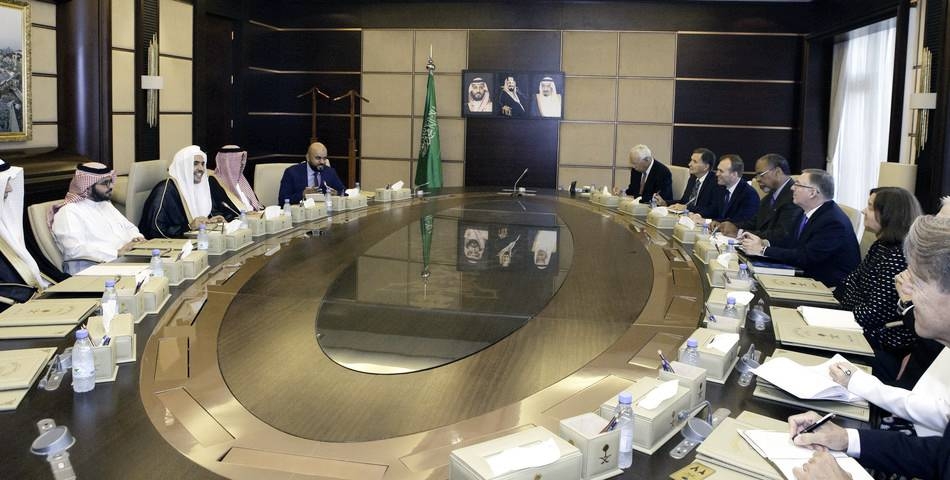 Secretary General of the Muslim World League (MWL) Sheikh Muhammad Al-Essa in a meeting with a delegation of the Evangelical community from the United States of America in Jeddah on Wednesday. — Courtesy photo