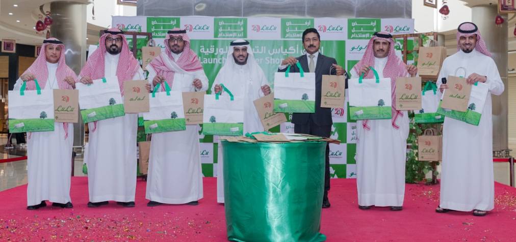 Chief guest of honor Eng. Majed Abdulaziz Alfarraj, Director General of the Ministry of Environment, Water and Agriculture, Riyadh branch,  unveils the LuLu paperbags in the presence of Shehim Mohammed, Director – KSA, LuLu Saudi Hypermarkets, at LuLu Hypermarket, Atyaf Mall last September 10
