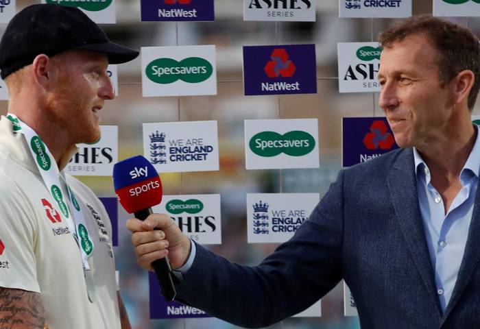 England's Joe Root and Australia's Tim Paine pose for a photo with the Ashes trophy after drawing the series at Kia Oval, London, Britain, on Sunday. — Reuters