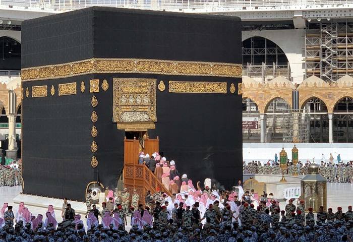 On behalf of Custodian of the Two Holy Mosques King Salman, Prince Khaled Al-Faisal, emir of Makkah and advisor to Custodian of the Two Holy Mosques, led the ceremonial washing of the Holy Kaaba on Monday.