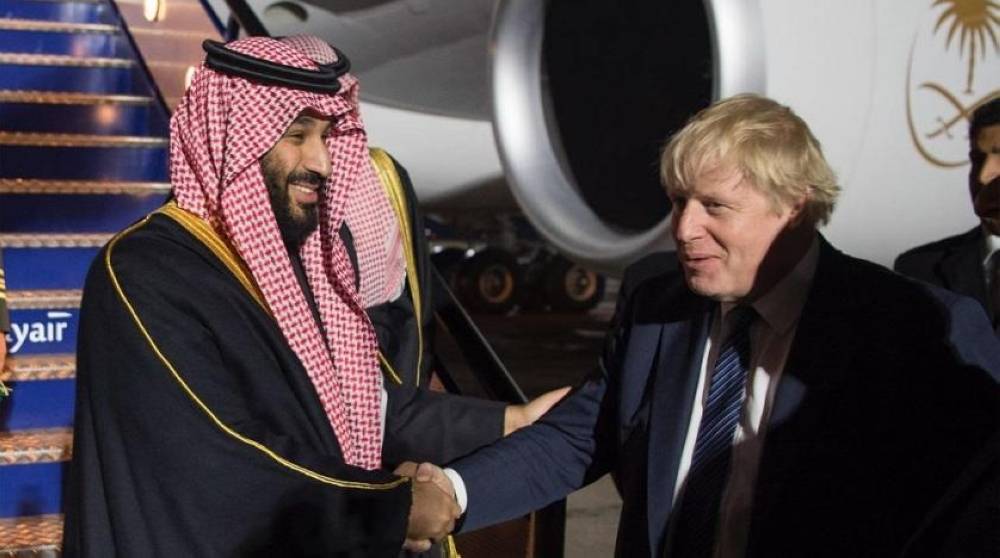 Crown Prince Muhammad Bin Salman is welcomed at London airport by Boris Johnson in Mar.7 2018. (File Photo)