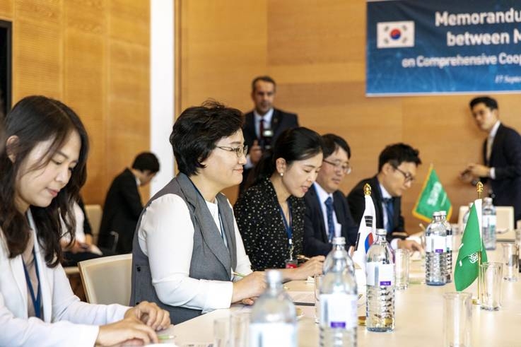 First Vice Science Minister Mun Mi-ock (2nd from L) holds talks with representatives from King Abdullah City for Atomic and Renewable Energy in Vienna on Tuesday. — Courtesy Yonhap
