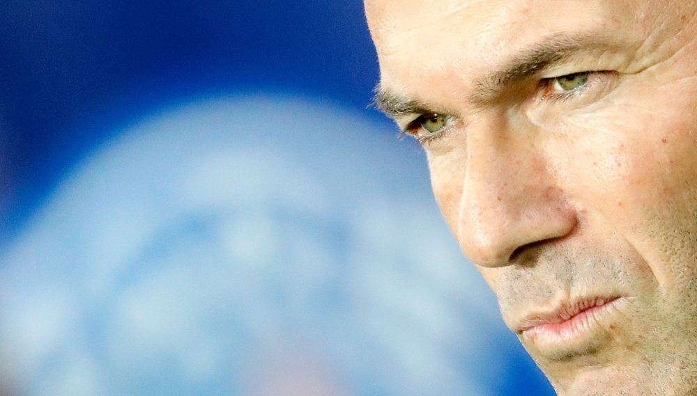 Real Madrid's French coach Zinedine Zidane looks on prior the start of the UEFA Champions league Group A football match between Paris Saint-Germain and Real Madrid, at the Parc des Princes stadium, in Paris, on September 18, 2019. / AFP / Thomas SAMSON
