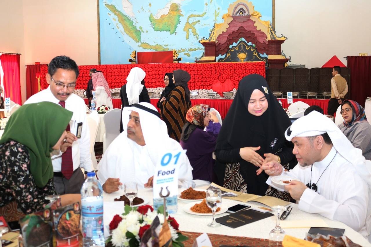 Consul General Mohamad Hery Saripudin and Rizal Purnama, director for Middle-East Affairs at Indonesia’s Ministry of Foreign Affairs with dignitaries at the Halal Investment Forum 2019 in Jeddah on Wednesday.