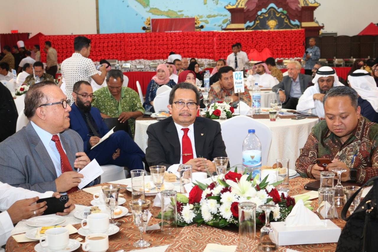 Consul General Mohamad Hery Saripudin and Rizal Purnama, director for Middle-East Affairs at Indonesia’s Ministry of Foreign Affairs with dignitaries at the Halal Investment Forum 2019 in Jeddah on Wednesday.