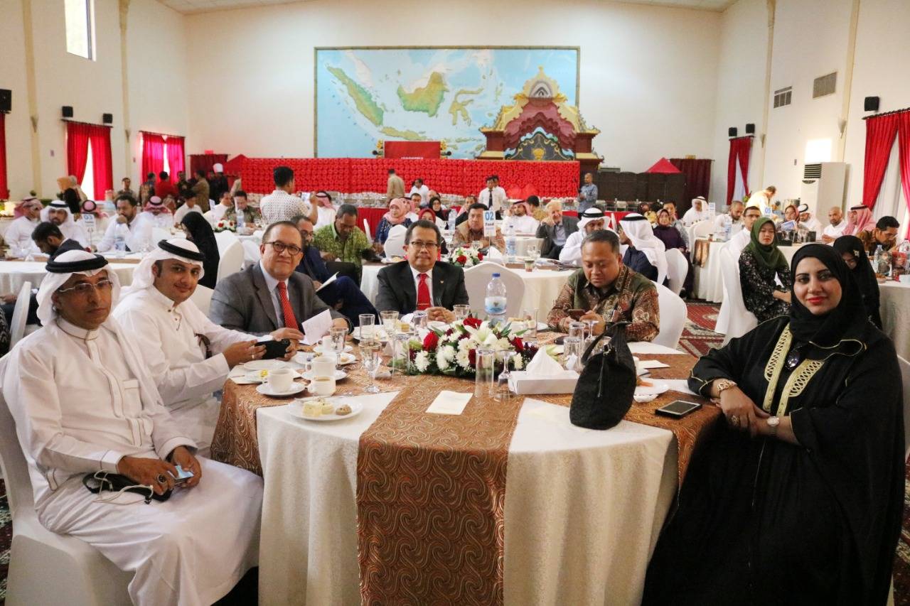 Consul General Mohamad Hery Saripudin and Rizal Purnama, director for Middle-East Affairs at Indonesia’s Ministry of Foreign Affairs with dignitaries at the Halal Investment Forum 2019 in Jeddah on Wednesday.