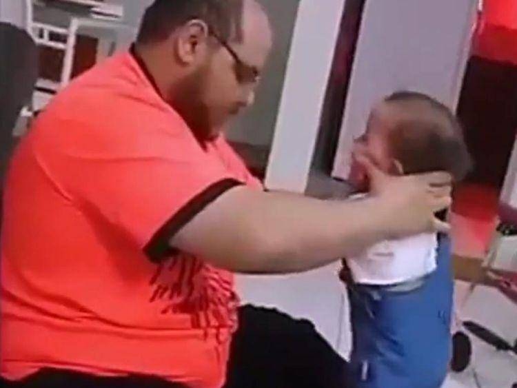 The video showing an Arab man beating his baby girl to get her to stand up received an angry outburst from many people. — Okaz photo