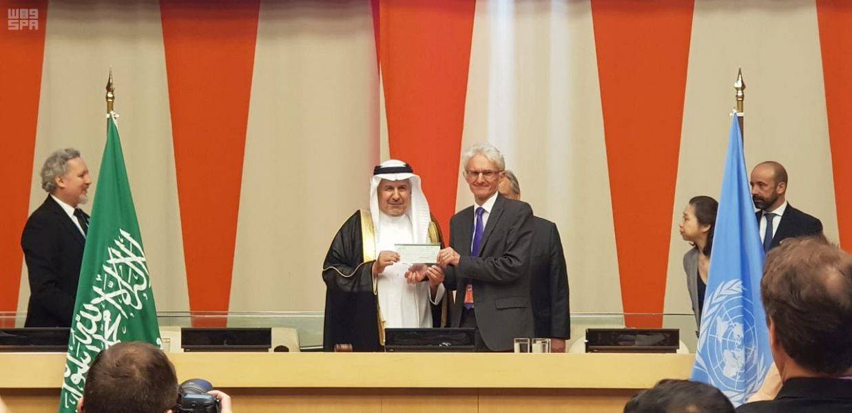 Dr. Abdullah Al Rabeeah, Supervisor General of King Salman Humanitarian Aid and Relief Centre (KSrelief), handed a check for the amount to Mark Lowcock, Undersecretary General for Humanitarian Affairs and Emergency Relief Coordinator for OCHA, to fund the 2019 Yemen Humanitarian Response Plan (YHRP).