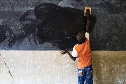 A young boy cleans the blackboard at a school in Segou, Mali, Oct 1, 2019. –Courtesy photo 