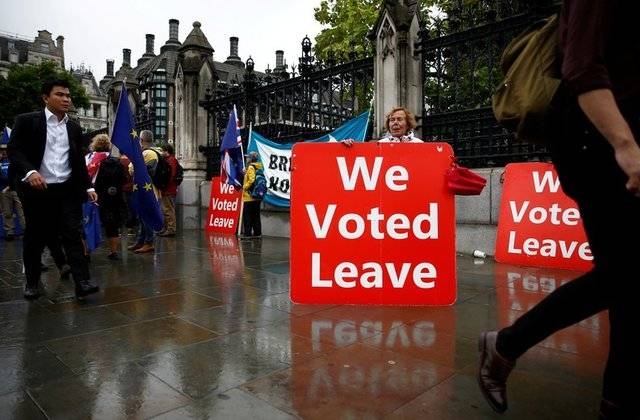 A pro-Brexit protester holds a placard in Westminster, London, Britain September 25, 2019. -Reuters