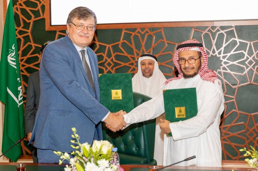Donal Bradley, KAUST vice president for Research, and Yusuf Al Turki, KAU vice president for Graduate Studies and Scientific Research, signed the cooperation MoU during a ceremony at KAU on Sunday. — Courtesy photo