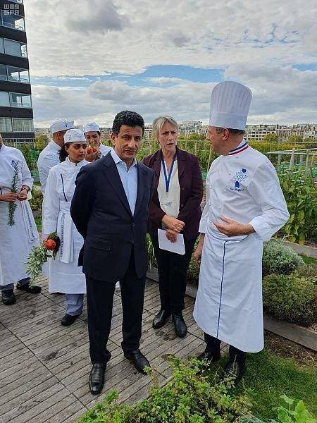 Chairman of the Quality of Life Program Ahmad Bin Aqeel Al-Khateeb 
met with several Saudi scholarship students studying at Le Cordon Bleu Institute. These students are learning culinary arts within one of the initiatives of the Quality of Life Program, which is concerned with providing education curricula for Saudi young men and women, in cooperation with MiSK Foundation. 