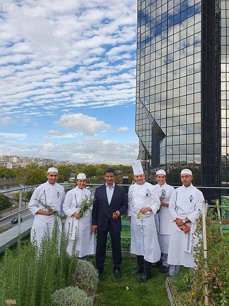 Chairman of the Quality of Life Program Ahmad Bin Aqeel Al-Khateeb 
met with several Saudi scholarship students studying at Le Cordon Bleu Institute. These students are learning culinary arts within one of the initiatives of the Quality of Life Program, which is concerned with providing education curricula for Saudi young men and women, in cooperation with MiSK Foundation. 