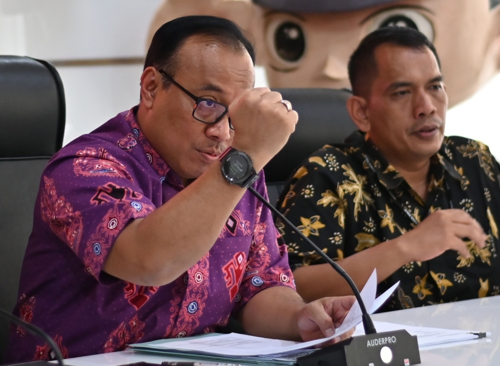 Police spokesman Brig. Gen. Dedi Prasetyo briefs journalists in Jakarta on Friday about the attack on Indonesia's chief security minister Wiranto. Indonesian leader Joko Widodo ordered beefed-up security measures after two militants from a terror group stabbed his chief security minister, with the politician in hospital recovering from emergency surgery. — AFP 